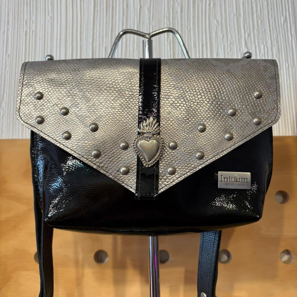Riñonera cuero negro y plata
